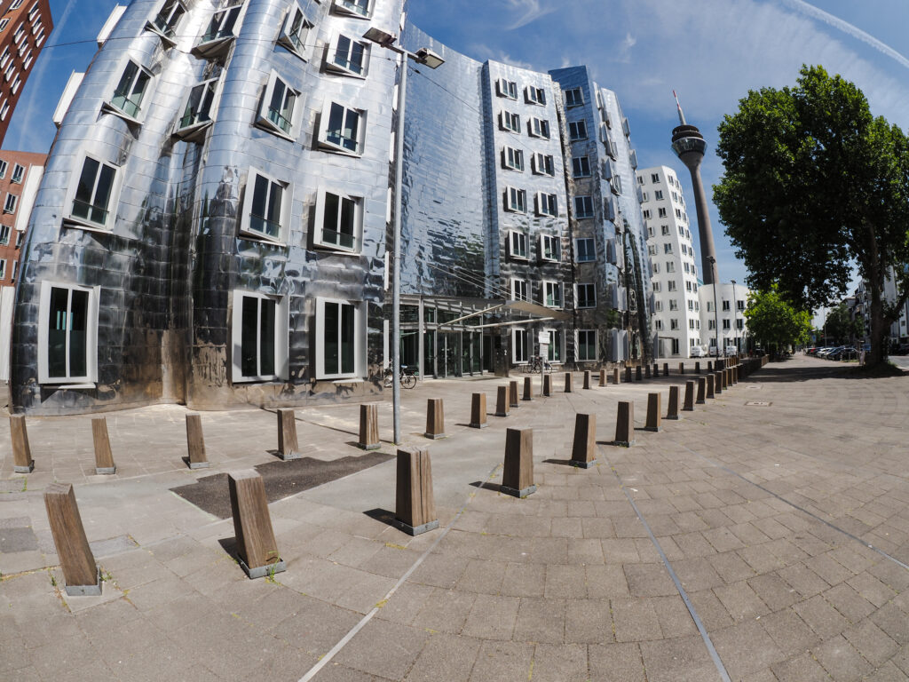 Gehry-Bauten und Rheinturm